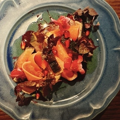 戻り鰹とザクロと紅芯大根のカルパッチョ