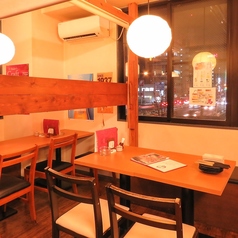 【半個室 2名様×2席】2名様用の半個室は、デートにぴったりの静かなスペースです。落ち着いた雰囲気の中で、極生馬刺しや極上牛タンを味わいながら、特別な時間をお楽しみいただけます。プライベート感を大切にし、ロマンチックなひとときを演出いたします！