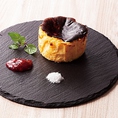 『バスク風　チーズケーキ』は当店のおすすめスイーツ！TVにも取り上げられたことのあるレアチーズとベイクドチーズのいいとこ取りの人気ドルチェ！