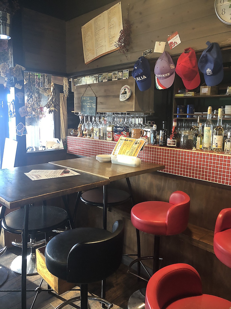 イタリアのバールを思わせるような店内