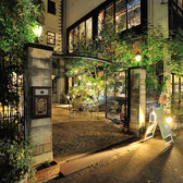 雰囲気◎マンハッタンのイタリア人街「リトル・イタリー」をイメージした店内は、天井が高く開放的な空間でございます。ヨーロッパの一角のような石畳に囲まれたテラス席は、爽やかな風を感じながら愛犬とご一緒にお食事をお楽しみいただけます。