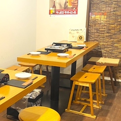 テーブル席が6名×1卓ございます。