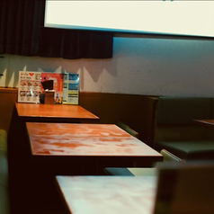 落ち着いた雰囲気のテーブル席は、普段使いの女子会や友人との飲み会に最適。ほどよいプライベート感があり、会話と美味しいお酒・お料理をゆったり楽しめます。