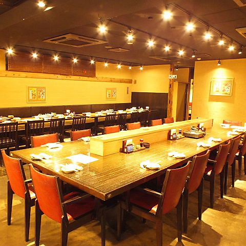 落ち着いた照明が雰囲気の良い店内で宴会♪