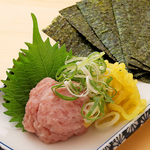 お酒のつまみで大人気「おつまみネギトロたく」は海苔で巻いてパクッと一口で♪