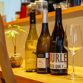 夜のベトナム食堂では、料理との相性を考えてセレクトされたワインもご用意しています。スパイスやハーブが香る料理に寄り添う、やわらかな白や軽やかな赤が中心。あえてベトナム料理にワインを合わせる楽しさを知ってほしいという店主の想いが詰まったラインナップです。食事の時間をゆったりと豊かにしてくれます。