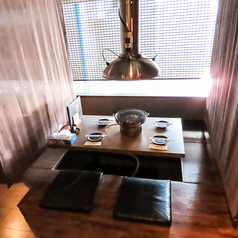 【掘りごたつのテーブル席4名席×4卓】正座が苦手な方やできない方にオススメび掘りごたつ席です。ご友人とのちょっとしたお集まりや、女子会、ご家族とのお食事にもぴったりなお席♪当店自慢のマーラータンや焼肉、火鍋を囲んで楽しい時間をお過ごしください！