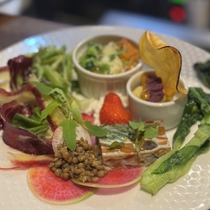 ランチタイムの季節の前菜盛り合わせ