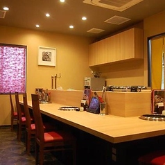 隣との空間が広々と感じられるカウンター席。会社帰りのサク飲みやランチ利用も大歓迎!