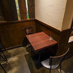 横浜駅西口地下直結の蕎麦屋で、2名様用のテーブル席をご用意♪ 和の趣が漂う静かな雰囲気の中、心地よい会話と共に蕎麦を堪能！◎大切な人との特別なひとときに、ぜひご利用ください。お待ちしております！