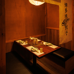 木のぬくもりとやわらかな照明が心地よい半個室！屋台のような活気と落ち着きを兼ね備えた空間です！のれんで区切られた半個室感が丁度良いプライベート感を演出！気軽で居心地の良い時間が流れます！
