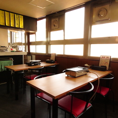 心地よい空間で、友人や家族と楽しいひとときをお過ごしください！テーブル席は4席が2つあり、ゆったりとした距離感でお食事が楽しめます。美味しい料理と共に、特別な時間をお楽しみください◎