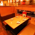 落ち着いた雰囲気の店内にはBOX席をご用意しております。周りのお席とは離れておりますので、個室でなくてもゆったりとご宴会をお楽しみいただけます。ぜひかまどかで素敵な宴会のひと時をお過ごしください♪予約受付中！