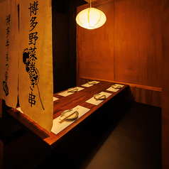 博多名物のれんが風情を添える半個室！天井から吊るされたやさしい灯りが、ゆったりとした空間に落ち着きを与えます！仲間内の飲み会や女子会にもピッタリ！会話と料理を満喫できるこだわり空間です！