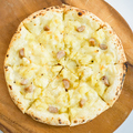 料理メニュー写真&nbsp;じゃがいもとソーセージのホワイトソースピザ