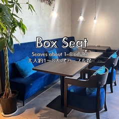 大人1-2人がけのお席。隣のお席と合わせて1-6人がけのお席にすることも可能。