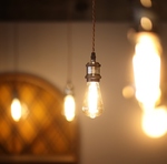 おしゃれな照明が照らす店内は高級感漂う雰囲気。上質なしゃぶしゃぶ・すき焼きをお楽しみください！