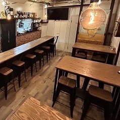 明るく開放的な店内はアットホームな温かい雰囲気を演出。ご家族でのお食事や女子会、ママ友会など様々なシーンでご利用いただけるテーブル席を完備。