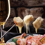 様々な食材との組み合わせが大人気！シェアして楽しめる特製フォンデュソースは濃厚でとろける味わい