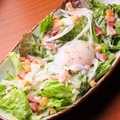 料理メニュー写真&nbsp;温泉卵のシーザーサラダ