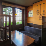 まるで映画に出てきそうな窓際のソファー席！非日常感を味わいながらお食事をお楽しみいただけます！