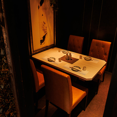 大人の隠れ家感満載の完全個室！まるで都会の喧騒を忘れられるようなひとときが楽しめます！記念日やデート、女子会にもピッタリで、リラックスしながら会話を楽しみたい方にオススメの個室空間です！