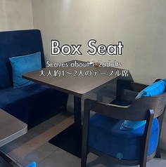 大人1-2人がけのお席。隣のお席と合わせて1-6人がけのお席にすることも可能。