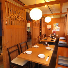 【半個室 8名様×2室】8名様までの半個室は、ご友人同士の集まりや小規模な宴会に最適です。カジュアルで楽しい雰囲気の中、新鮮なお肉料理を囲んで楽しい会話が弾みます。心地よいプライベート空間で、思い出に残るひとときをお過ごしください♪