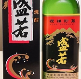 【神津島本格麦焼酎　盛若　グラス … 680円】樫樽貯蔵によって熟成された本格麦焼酎。伊豆七島の中で一番人気とされる銘柄です。すっきりとした、嫌味のないバランスのとれた味わいが特徴です。