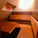 温かみのある照明の灯る、居心地の良い雰囲気のテーブル席をご用意しております！