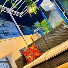 テラス席ではごゆっくりくつろぎ頂けるようソファー席となっております。当店で最高のシーシャをお楽しみください♪