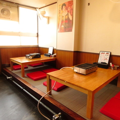 座席で、リラックスした雰囲気を満喫しましょう♪4席が2つのお席は、足を伸ばしてくつろげるのが魅力！温かい料理を囲んで、心温まる会話をお楽しみください◎