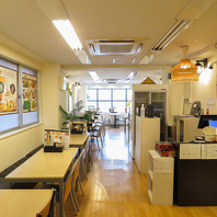 ピカピカで明るい雰囲気の店内です。