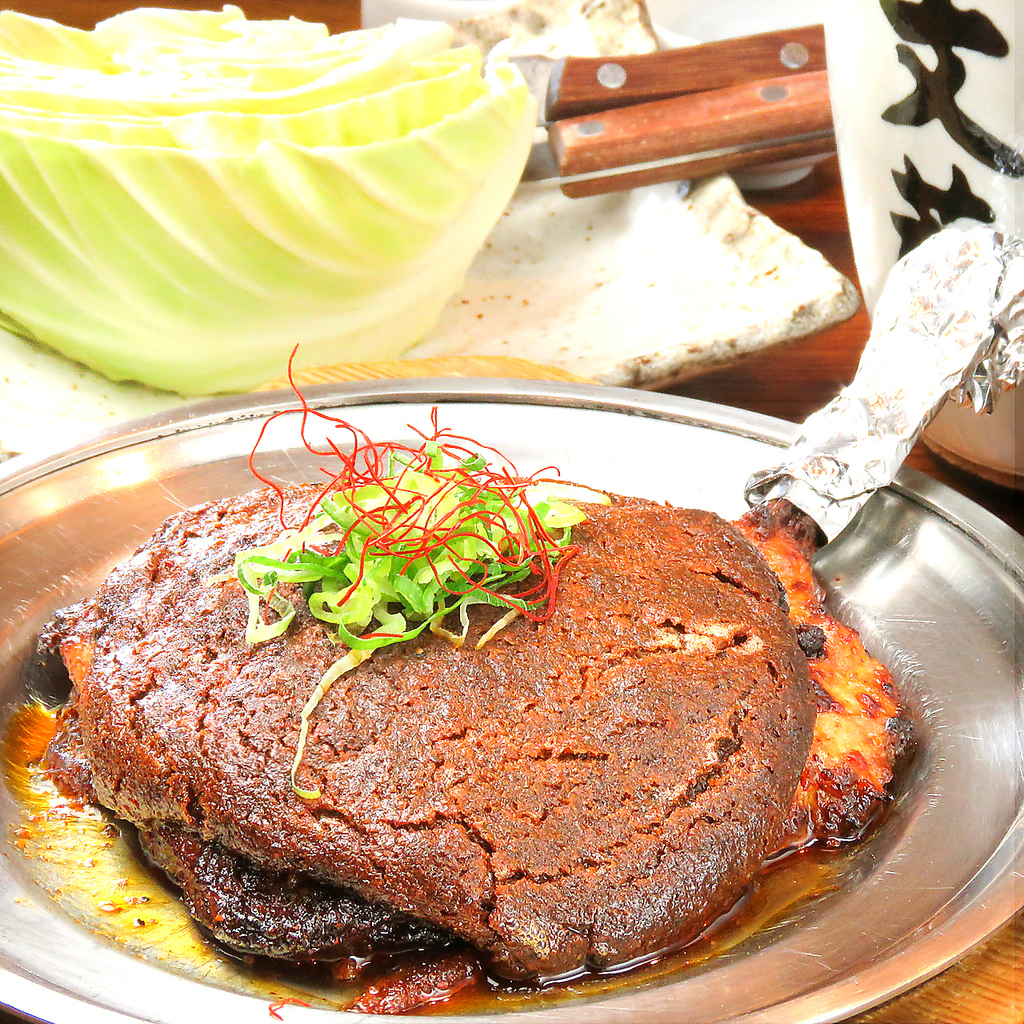 名物 鶏ももの文蔵焼きはお店仕込み★10種類以上のスパイスで焼き上げた辛さが癖になる自慢の逸品◎