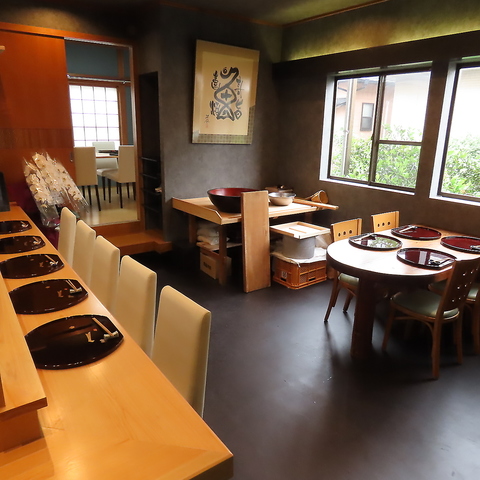 赤酢の鮨と手打ち蕎麦、炭火焼きを楽しめる割烹。旬の味覚を堪能。