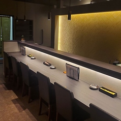 居心地が良いカウンター席を7席ご用意しております。お一人様、デートにも最適です◎椅子も座り心地が良いので長時間座っても◎温かみのある照明と落ち着いた空間でゆっくりお食事をお楽しみください。あなたのご来店を心よりお待ちしております。