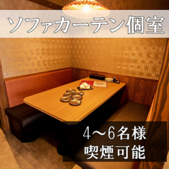 ウッドテイストを基調とし、暖色照明が灯す店内は神戸に居ながらも都会の喧騒を忘れてゆっくりとお食事を堪能頂ける空間を演出しております。大事な顧客との接待や誕生日会・女子会・顔合わせや歓送迎会などプライベートな利用シーンにご利用下さい。