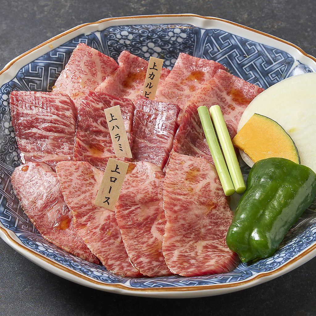 店主が厳選する鮮度抜群の赤身肉やホルモンも自慢で多彩な部位を最高状態で味わえる