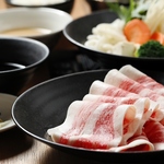 牛肉と豚肉から選べるしゃぶしゃぶはお好みに合わせてつけダレも選べます。お好きな食べ方でどうぞ♪