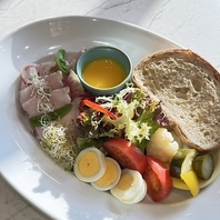 ローストポークとゆで卵の田舎風パンのオープンサンド