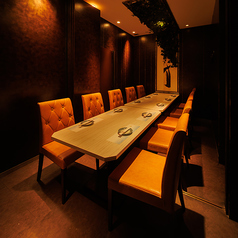 シンプルなのにどこか特別感のある完全個室！広々とした空間は、女子会、合コン、仲間とゆったり楽しむ飲み会にも最適！背もたれ付きの椅子で座り心地も抜群！長時間のご利用でも快適にくつろげます！