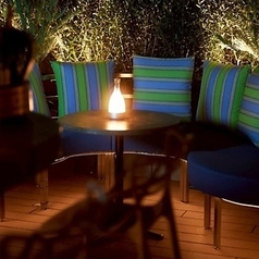 開放感あふれる空間で、非日常的な体験をお楽しみいただけます。美しい夜景や空を眺めながら、食事や会話を楽しむことができ、見晴らしの良い場所で自然の風を感じる贅沢なひとときを提供します。まるで高級リゾートにいるかのような特別な雰囲気が、心を癒し、素晴らしい思い出を作ります。特別な時間をぜひご堪能下さい。