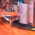 【日本酒にこだわる】風味豊かな日本酒は、敢えてワイングラスで…。お酒のグラスからこだわって提供致します。