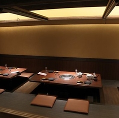 6名掛けの掘りごたつを2テーブルご用意。連結してご利用も可能なのでお気軽にお問合せ下さい！