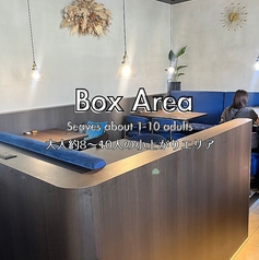 小上がりスペース。テーブルは離れていますが、団体様がまとまってお座りになることが可能。