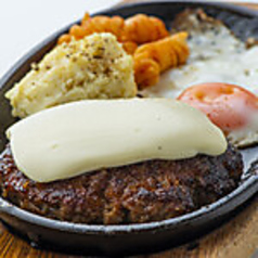 モッツアレラチーズバーグ (デミグラスソース/トマトソース/ハジメソース)