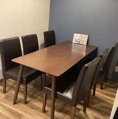 【宴会利用もお任せ！】6名掛け×1卓、4名掛け×2卓、3名掛け×1卓と規模に合わせてご利用可能なテーブル席ございます◎