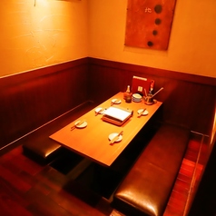 大人の雰囲気がコンセプトの半個室は、お勤め先での宴会や気の合う仲間との飲み会にもおすすめです。当日利用できるコースもご用意しておりますので是非ご活用ください。ご予約やお問い合わせはお気軽に店舗までご連絡ください。