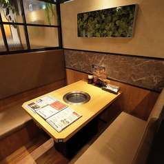 デートなどでも使える横並びのお席もご用意しております。