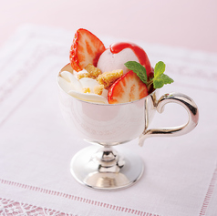 <土日祝日限定 パフォーマンスデザート>苺パフェ